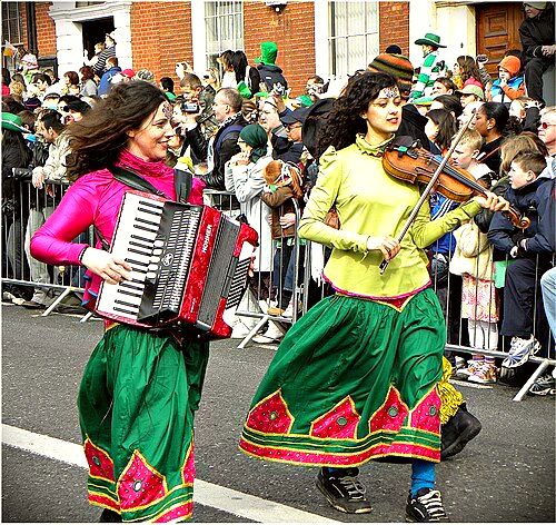 Women playing violin in the Dublin St. Patrick's Day Parade