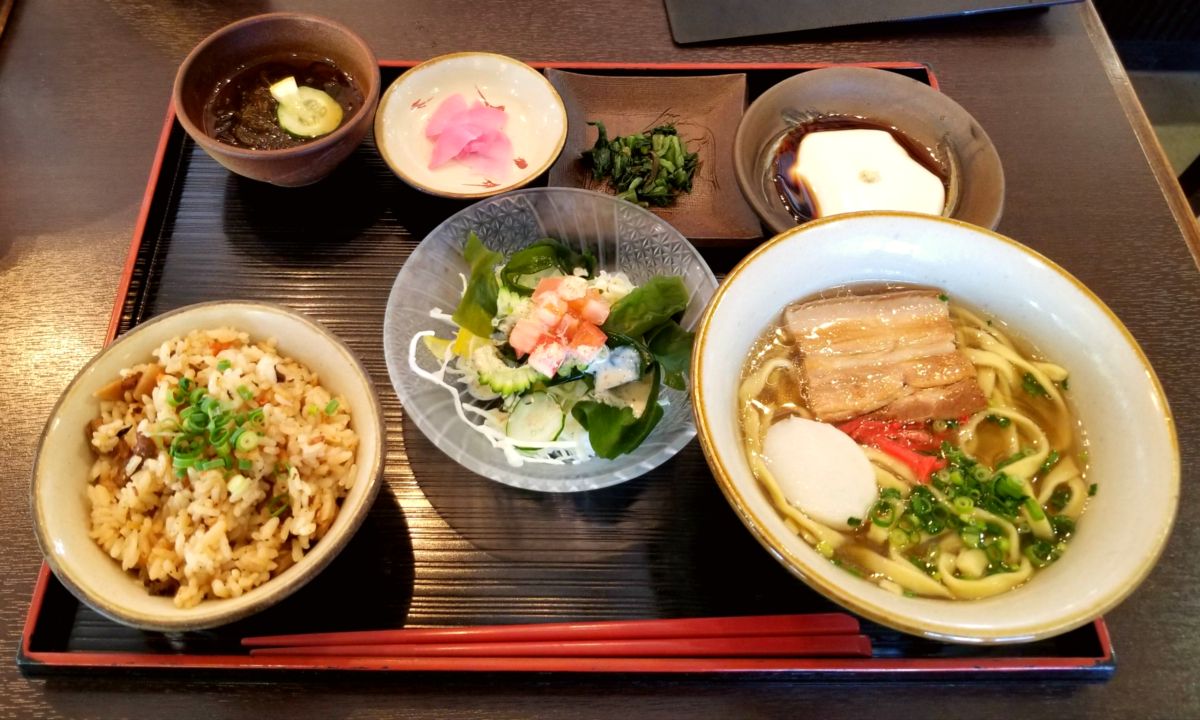 Lokales Essen und Trinken - Okinawa