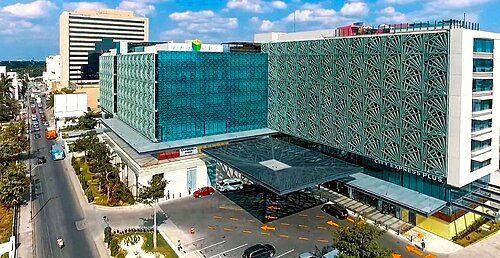 Paseo 60 and Hyatt Regency Mérida in the background
