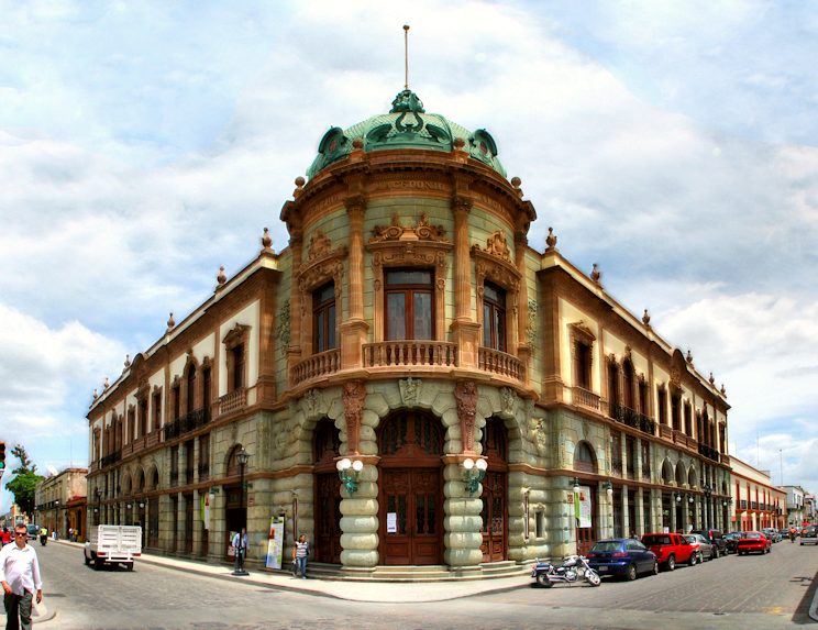Erlebe die Kunst im Teatro Macedonio Alcalá