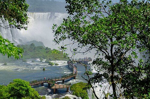 Iguazu Falls, Paraná, in Brazil-Argentina border, is the third most popular destination for foreign tourists who come to Brazil for pleasure.