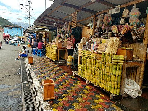 Street vendors in Baños