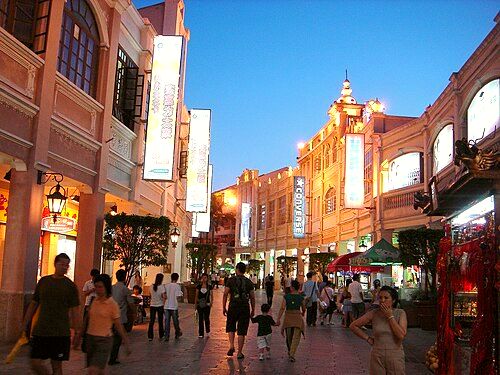 Sunwen Lu (Road) West at dusk.