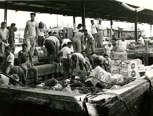 Unloading a lighter at Apia Wharf, around 1975–1985.