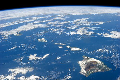 Maui (center right, with Molokaʻi, Lānaʻi, and Kahoʻolawe to its left) as seen from the International Space Station[2]